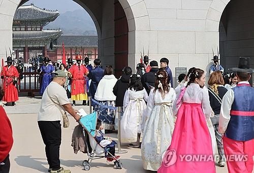 "줄을 서시오"…경복궁에 들어가기 위해 줄 선 관광객들