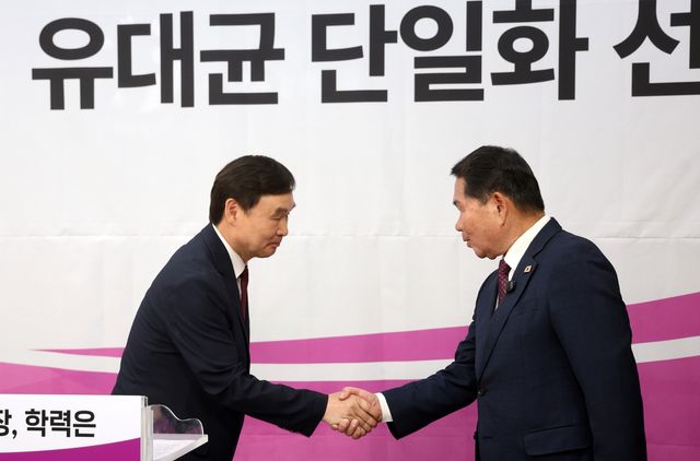 악수하는 유대균·신경호