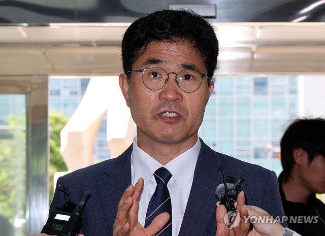 이원택 전북도지사후보, '식사비 대납 혐의' 경찰 출석