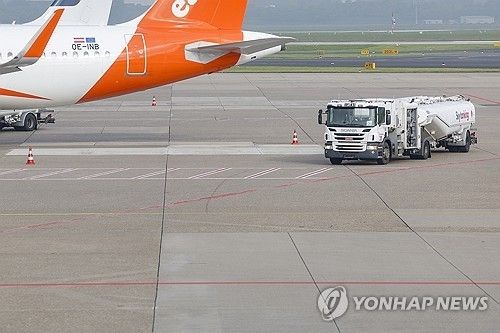 독일 뒤셀도르프 공항에서 여객기 급유를 위해 대기하는 트럭 [EPA 연합뉴스 자료사진. 재판매 및 DB 금지] 