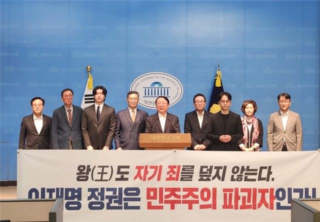 범시민사회단체연합과 자유연대 등 중도·보수성향 시민단체 500여곳이 모인 시민사회연석회의는 8일 오전 국회 소통관에서 회견을 열고 이른바 '조작기소 특검법' 추진 중단을 촉구했다. [시민사회연석회의 제공]