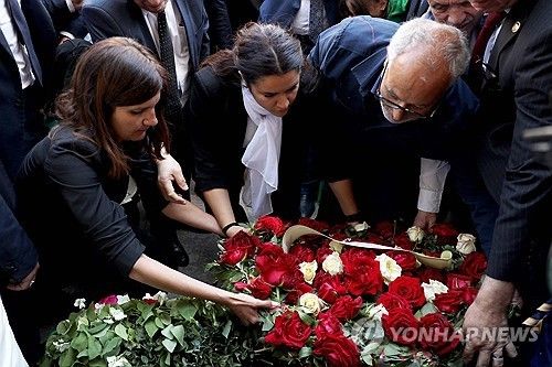 8일 알제리 세티프에서 열린 추모식에 참석한 프랑스 국방 차관(왼쪽)