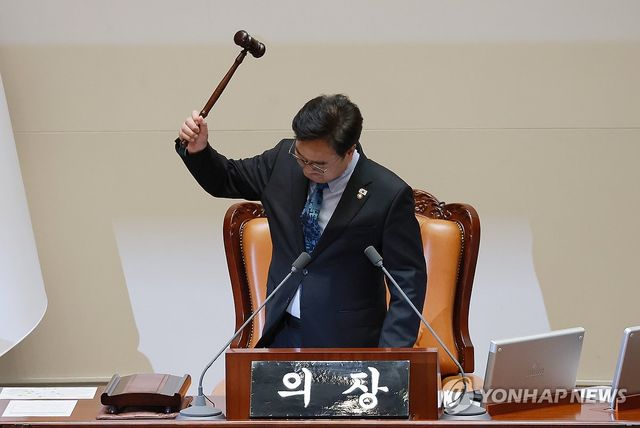 개헌안 상정하지 못하고 산회 선포