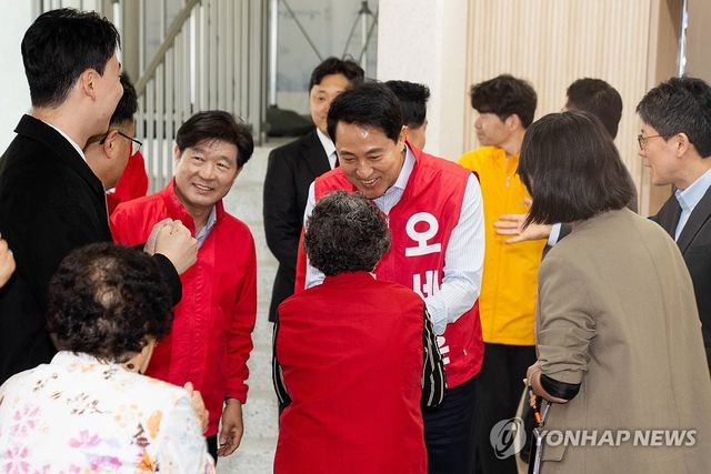어르신과 인사하는 오세훈 서울시장 후보