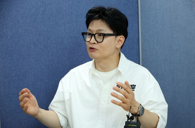 연합뉴스와 인터뷰하는 무소속 한동훈 후보