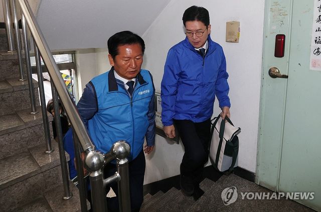 어르신 위해 우유 배달 봉사하는 민주당 정청래 대표