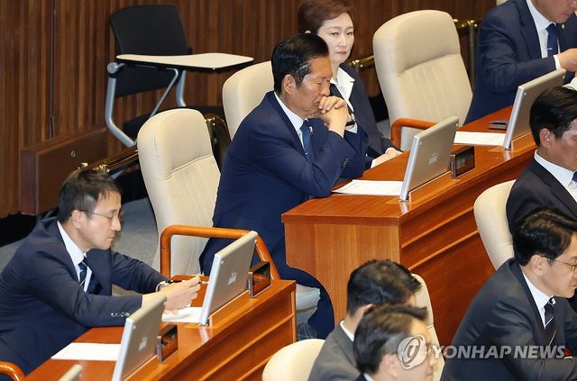 눈감고 국회의장 발언 듣는 정청래 대표