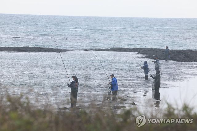 낚시하는 제주 바닷가 풍경