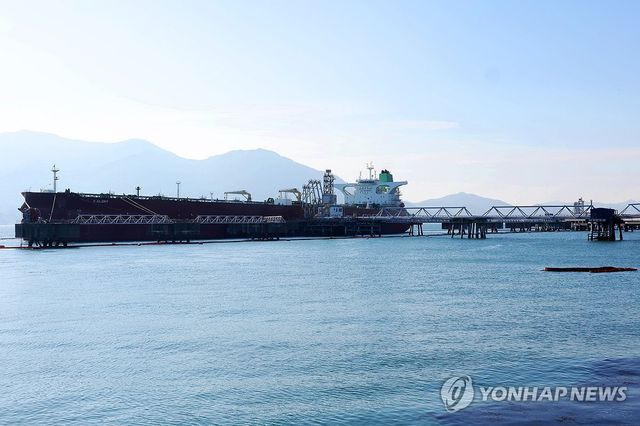 홍해 통과해 여수 도착한 유조선