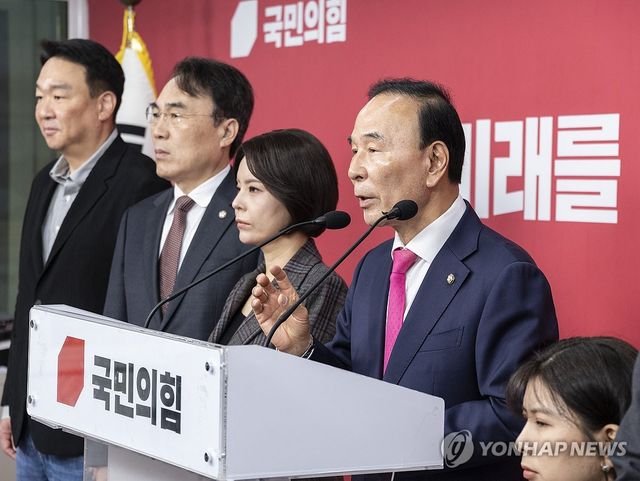 취재진 질문에 답하는 국민의힘 박덕흠 공천관리위원장