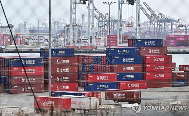 미국 로스앤젤레스(LA) 항구에 쌓여있는 해운컨테이너들