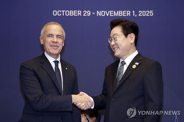 악수하는 한-캐나다 정상