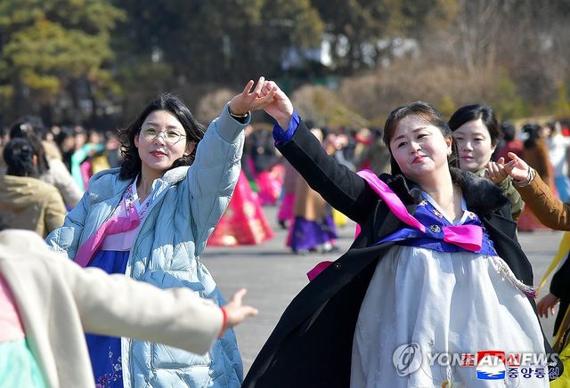 3월8일 '국제부녀절' 기념 북한 여맹원 무도회