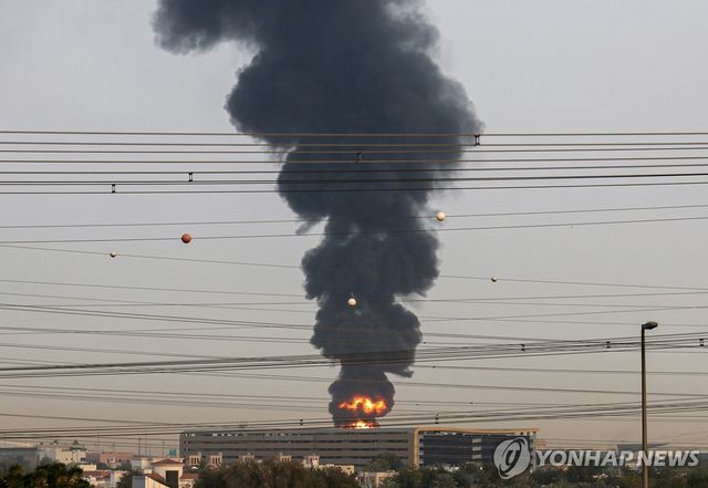 중동 전쟁 초반인 지난 3월 16일 UAE 두바이국제공항 인근에서 폭발과 연기가 발생한 모습