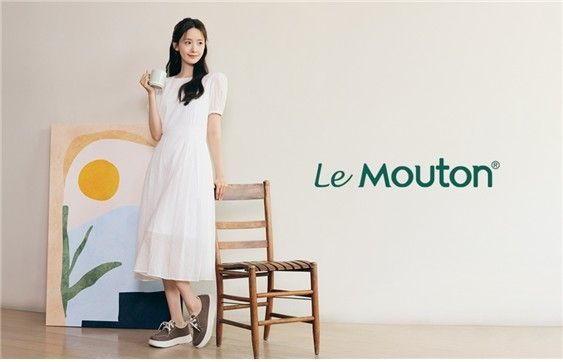 르무통 브랜드 모델 임윤아가 신제품 '에브리데이'를 착용한 모습