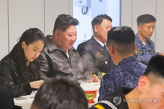 구축함 최현호 식당서 해병들과 동석한 김정은 딸 주애