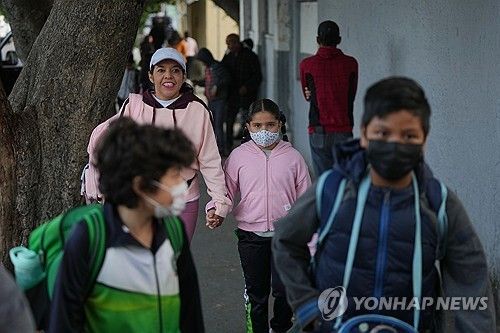 등교하는 학생들