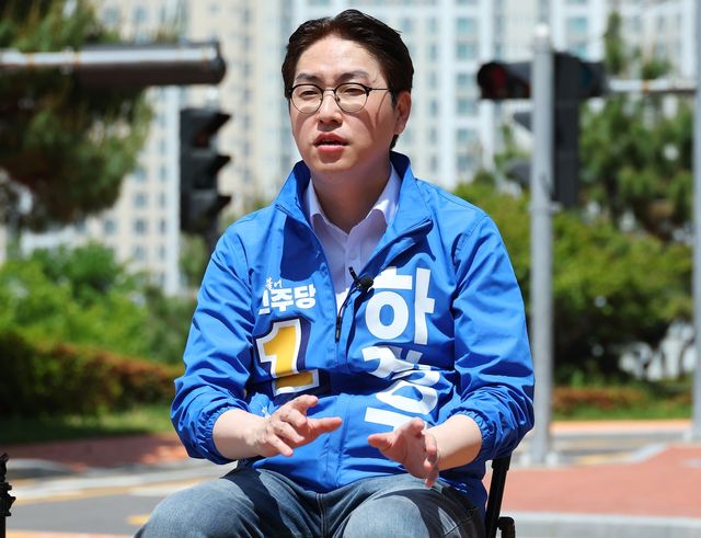 연합뉴스와 인터뷰 하는 하정우 후보