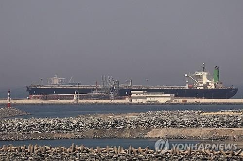 UAE 푸자이라항에 정박 중인 화물선