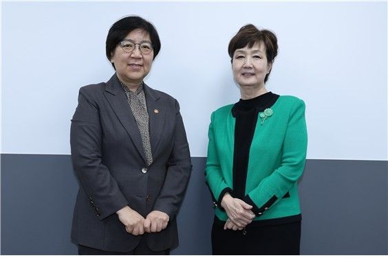 정은경(왼쪽) 보건복지부 장관과 유경하 대한병원협회장