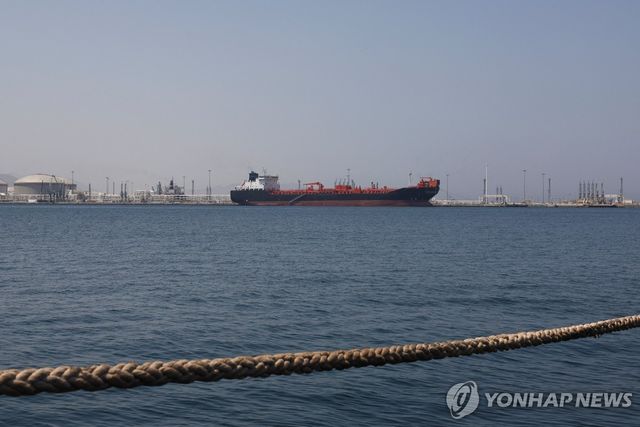 호르무즈 해협 인근 UAE 푸자이라항의 한 유조선. 기사와 상관없는 자료사진입니다. 