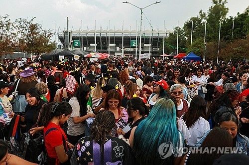 공연에 입장하기 전에 모인 팬들