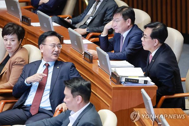 대화하는 국민의힘 원내지도부