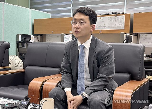 기자간담회하는 민주당 박지원 최고위원