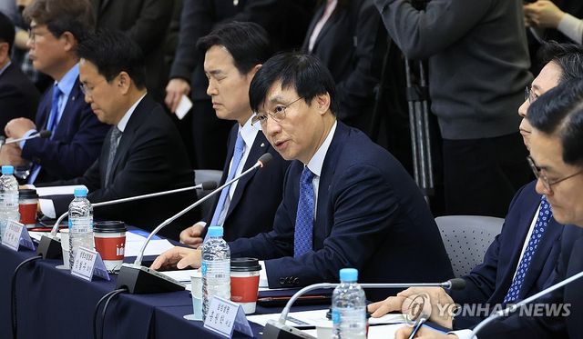 인사말 하는 김철주 생명보험협회장