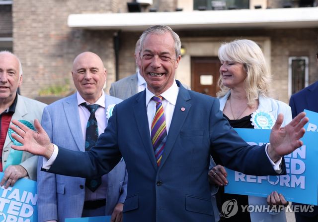런던 헤이버링 지방의회를 확보한 영국개혁당의 나이절 패라지 대표