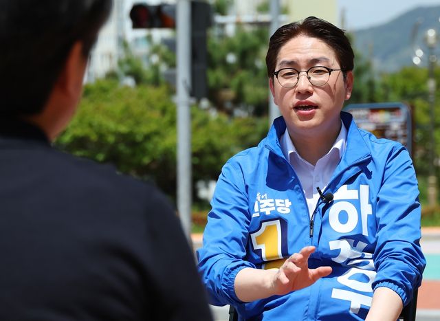 연합뉴스와 인터뷰 하는 하정우 후보