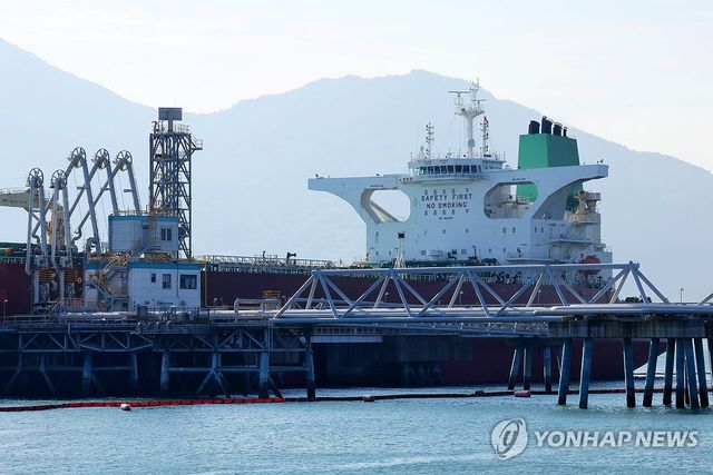 홍해 통과해 여수 도착한 유조선