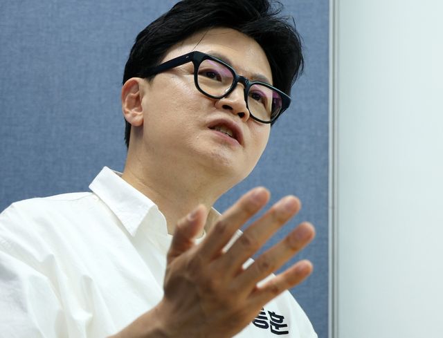 연합뉴스와 인터뷰하는 무소속 한동훈 후보