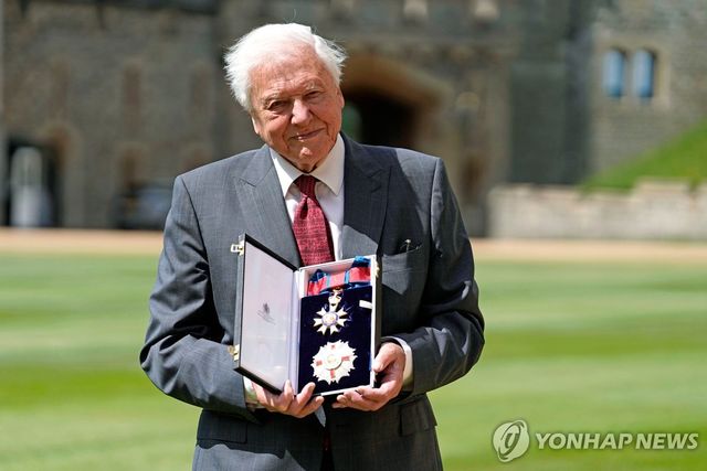2022년 기사 서훈 후 기념촬영 하는 애튼버러