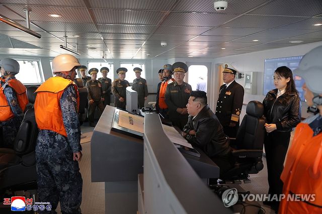 김정은, 구축함 '최현호' 기동능력 종합평가시험 참관