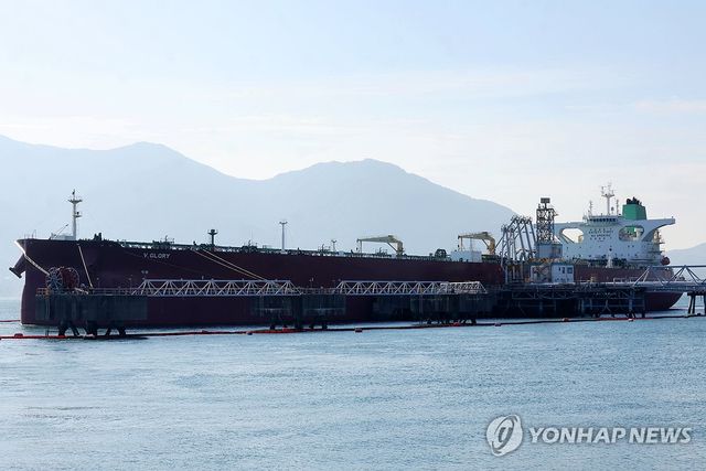 '우회로 홍해' 통과한 첫 유조선