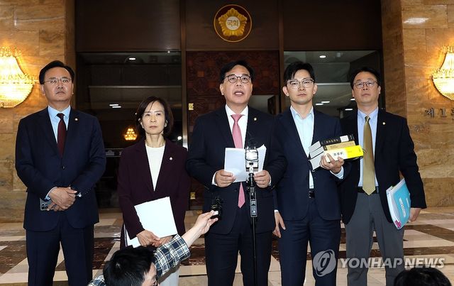 본회의 산회 후 입장 밝히는 송언석 원내대표