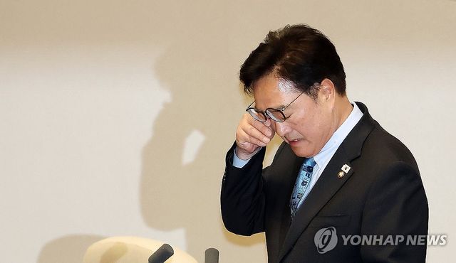 눈물 닦는 우원식 국회의장