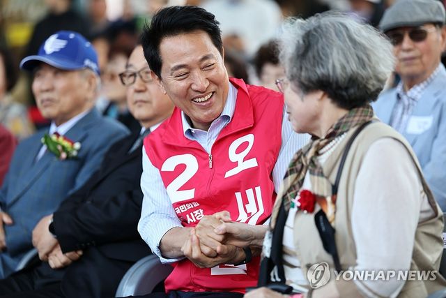 시민과 대화 나누는 오세훈 후보