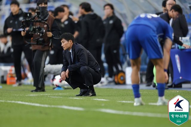 답답한 표정의 이정효 수원 감독