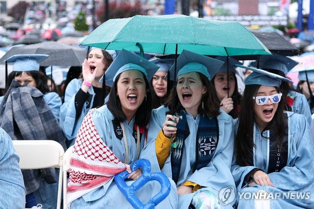 작년 5월 21일(현지시간) 열린 미 컬럼비아대 졸업식에서 총장 연설에 야유하는 학생들. 