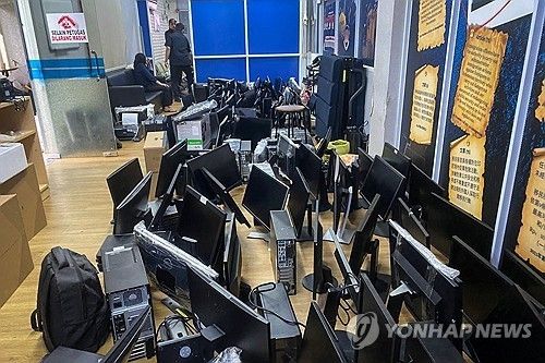 압수한 컴퓨터와 모니터