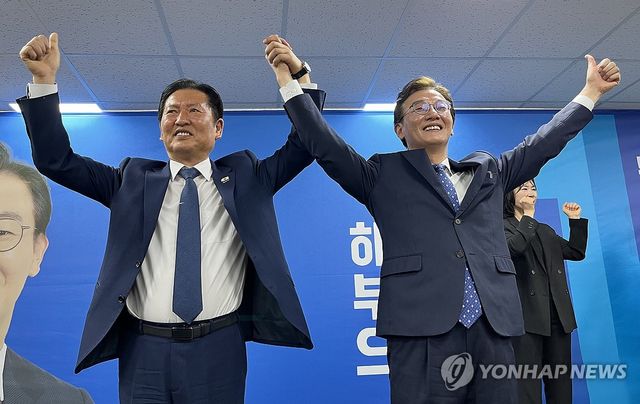 정청래 당대표와 만세하는 전재수 부산시장 후보