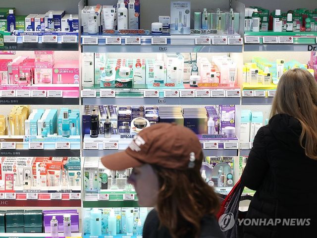 한국 화장품 고르는 외국인들
