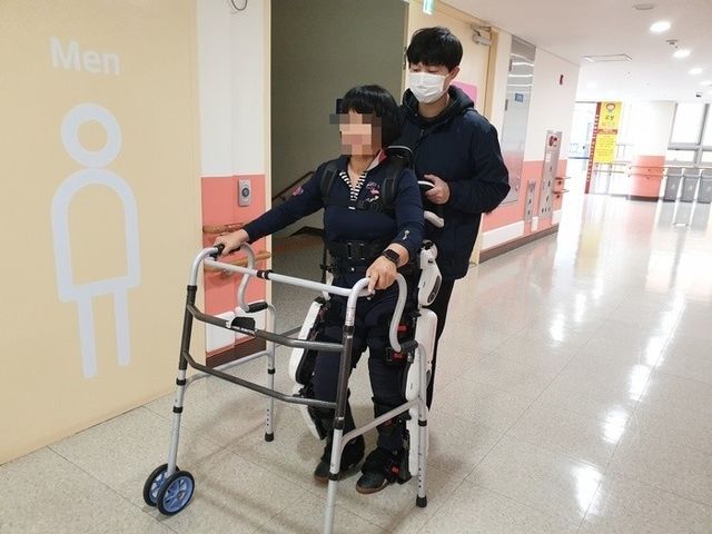 복지관에서 로봇을 활용해 재활 중인 시민 
