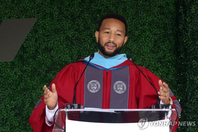 2024년 5월 미국 캘리포니아주 로욜라 메리마운트대 졸업식에서 연설하는 가수 존 레전드 