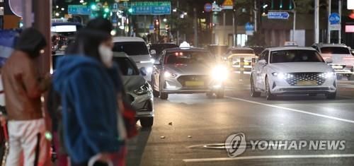 심야에 택시잡는 시민들