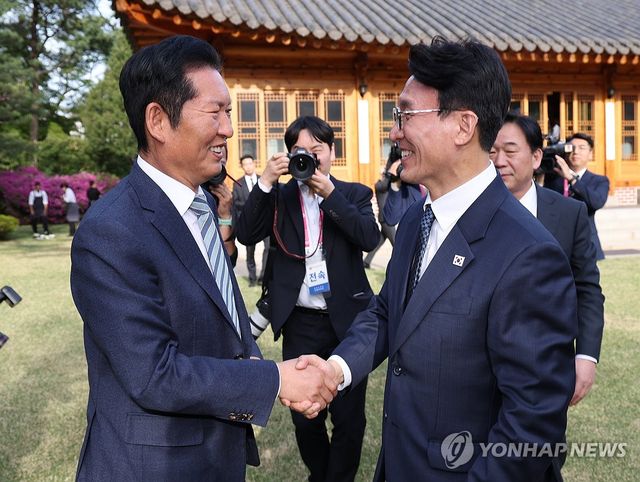 인사하는 김민석 국무총리와 민주당 정청래 대표