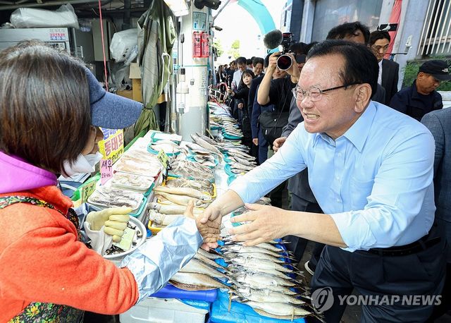서문시장 상인과 인사하는 김부겸