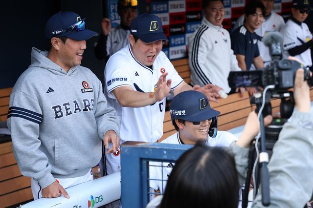 9일 3회말 윤준호의 2점 홈런 이후 더그아웃에서 기뻐하는 양의지 모습